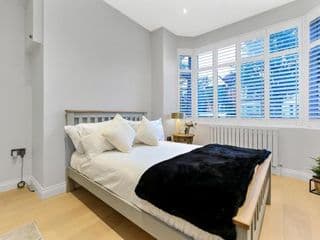Ground Floor Luxury Flat with Free Parking - Photo 8