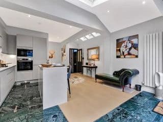 Ground Floor Luxury Flat with Free Parking - Photo 10