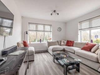 STYLISH HOME @ VIRGINIA WATER LAKE & FREE PARKING