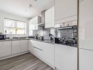 STYLISH HOME @ VIRGINIA WATER LAKE & FREE PARKING - Photo 10