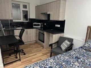 Entire Private Studio Apartment - Opposite Tube Station - Near Central London & Wembley - Photo 8