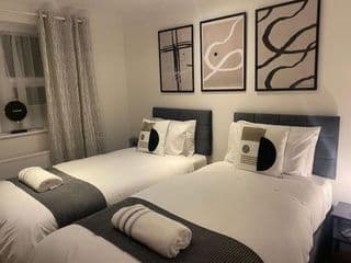 Luxury 2 Bedroom House - Photo 10