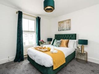 Dressed to impress 2 bed house in Heart of Croydon ID Required