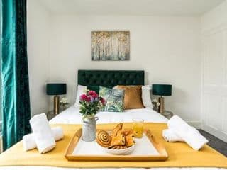 Dressed to impress 2 bed house in Heart of Croydon ID Required - Photo 2