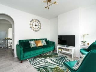 Dressed to impress 2 bed house in Heart of Croydon ID Required - Photo 11