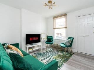 Dressed to impress 2 bed house in Heart of Croydon ID Required - Photo 12