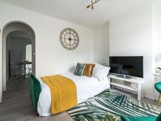 Dressed to impress 2 bed house in Heart of Croydon ID Required - Photo 13