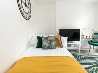 Dressed to impress 2 bed house in Heart of Croydon ID Required - Photo 14