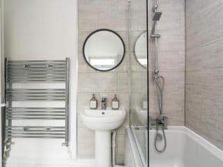 Dressed to impress 2 bed house in Heart of Croydon ID Required - Photo 15