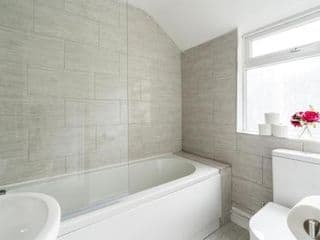 Dressed to impress 2 bed house in Heart of Croydon ID Required - Photo 16