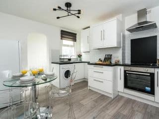 Dressed to impress 2 bed house in Heart of Croydon ID Required - Photo 17