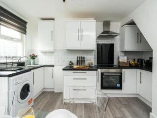 Dressed to impress 2 bed house in Heart of Croydon ID Required - Photo 18