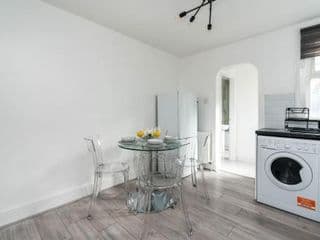 Dressed to impress 2 bed house in Heart of Croydon ID Required - Photo 19