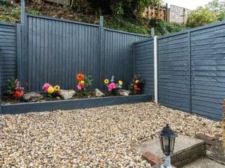 Dressed to impress 2 bed house in Heart of Croydon ID Required - Photo 21