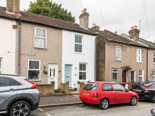 Dressed to impress 2 bed house in Heart of Croydon ID Required - Photo 22
