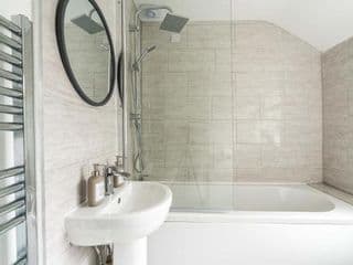 Dressed to impress 2 bed house in Heart of Croydon ID Required - Photo 24
