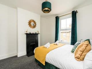 Dressed to impress 2 bed house in Heart of Croydon ID Required - Photo 4