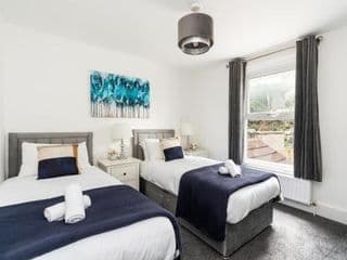 Dressed to impress 2 bed house in Heart of Croydon ID Required - Photo 6