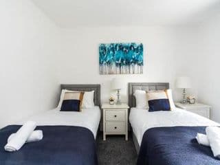 Dressed to impress 2 bed house in Heart of Croydon ID Required - Photo 7