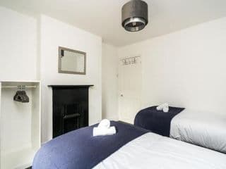 Dressed to impress 2 bed house in Heart of Croydon ID Required - Photo 8