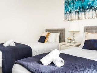 Dressed to impress 2 bed house in Heart of Croydon ID Required - Photo 9
