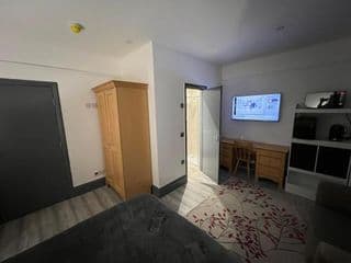 Rooms in lovely Victorian House - kitchen, bathroom for guest use only - Photo 13