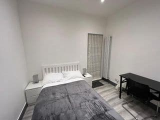 Rooms in lovely Victorian House - kitchen, bathroom for guest use only - Photo 17