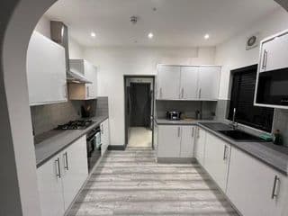 Rooms in lovely Victorian House - kitchen, bathroom for guest use only - Photo 22