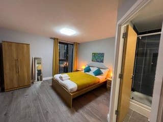 Stunning Top Floor Southside Apartment 2 BEDS PARKING WIFI NETFLIX - Photo 2
