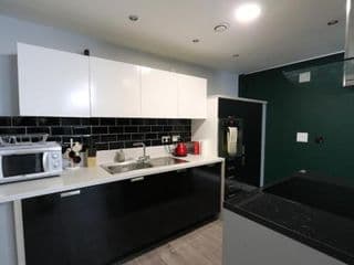 Stunning Top Floor Southside Apartment 2 BEDS PARKING WIFI NETFLIX - Photo 15