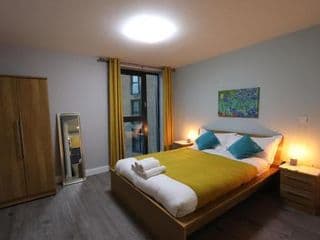 Stunning Top Floor Southside Apartment 2 BEDS PARKING WIFI NETFLIX - Photo 17