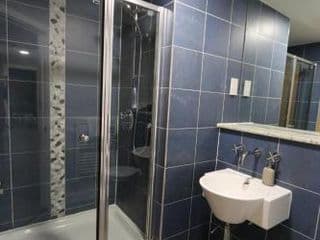 Stunning Top Floor Southside Apartment 2 BEDS PARKING WIFI NETFLIX - Photo 20