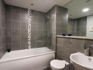 Stunning Top Floor Southside Apartment 2 BEDS PARKING WIFI NETFLIX - Photo 23