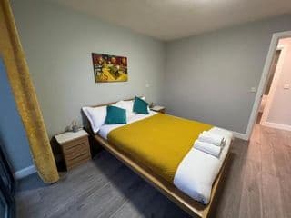 Stunning Top Floor Southside Apartment 2 BEDS PARKING WIFI NETFLIX - Photo 9