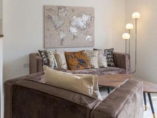 Pass the Keys Cheerful 4 Bed Central Townhouse Garden & Parking - Photo 3
