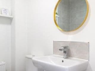 Pass the Keys Cheerful 4 Bed Central Townhouse Garden & Parking - Photo 21