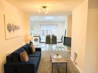 Arden House -Modern, Stylish 3-bed near Solihull, NEC, Resorts World, Airport,HS2 - Photo 3