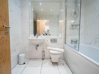 Luxe 1 Bedroom Comfy Apartment - City Centre - Photo 16