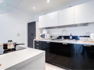 Fairytale 2 Bedroom Apartment City Centre Free Parking - Photo 12