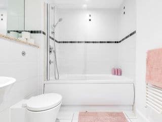 Fairytale 2 Bedroom Apartment City Centre Free Parking - Photo 15