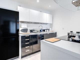 Fairytale 2 Bedroom Apartment City Centre Free Parking - Photo 19