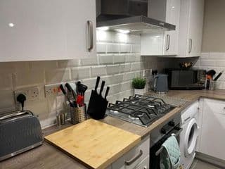 New Stylish Sleeps 7 free parking contractors welcome - Photo 15