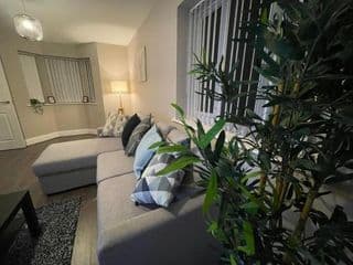 New Stylish Sleeps 7 free parking contractors welcome - Photo 17