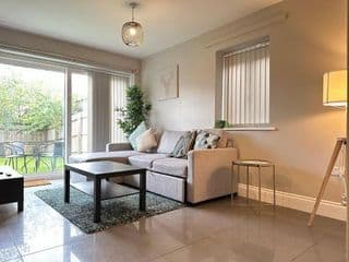 New Stylish Sleeps 7 free parking contractors welcome - Photo 21