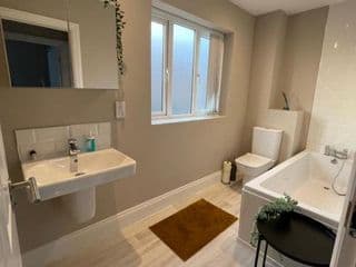 New Stylish Sleeps 7 free parking contractors welcome - Photo 7