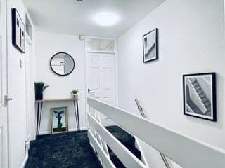 Mayfair Place - Cosy 3 Bedroom House with Free Parking - Photo 13