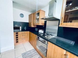 Mayfair Place - Cosy 3 Bedroom House with Free Parking - Photo 3