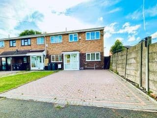 Mayfair Place - Cosy 3 Bedroom House with Free Parking - Photo 4