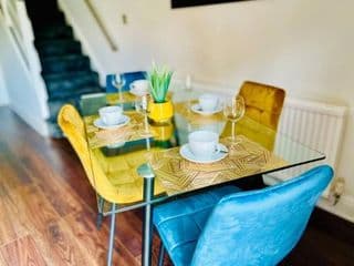 Mayfair Place - Cosy 3 Bedroom House with Free Parking - Photo 6