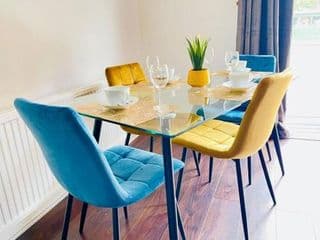 Mayfair Place - Cosy 3 Bedroom House with Free Parking - Photo 8